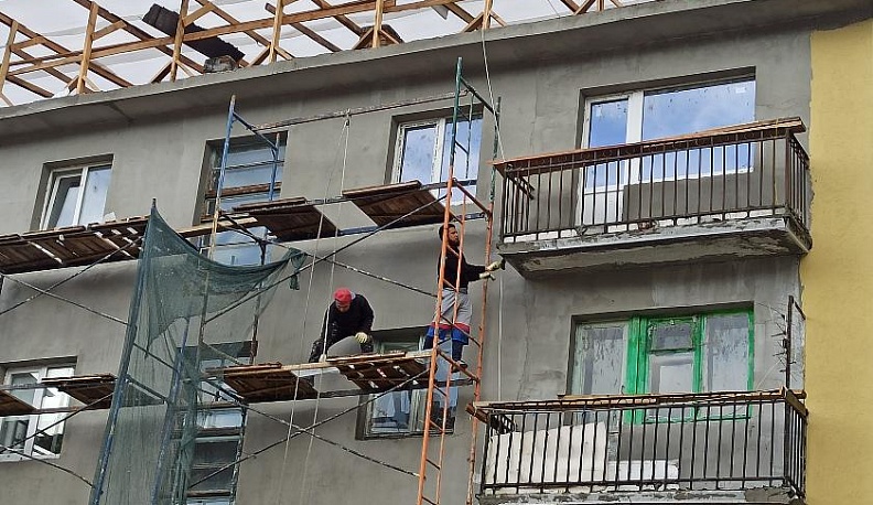 В селе Восход Жуковского района обновляют многоквартирный дом