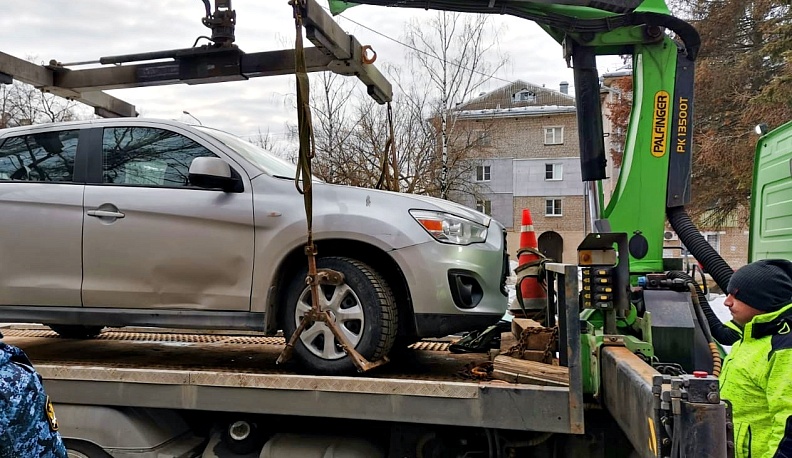 В Обнинске приставы арестовали автомобиль бизнеследи