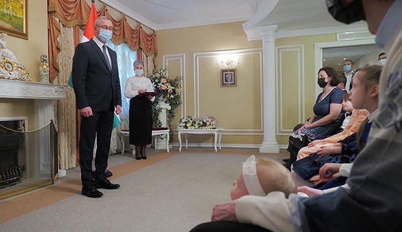 Владислав Шапша вручил многодетным семьям ордена «Родительская слава»