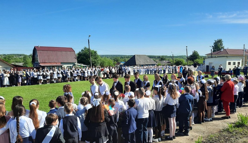 В Сухиничах со школой попрощались полсотни выпускников