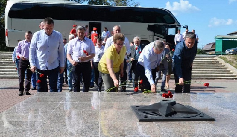 Рабочая поездка Анатолия Артамонова по области завершилась в Юхновском районе