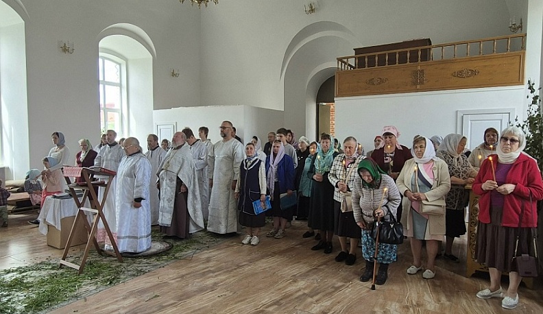 В Перемышле прошёл крестный ход в Духов день