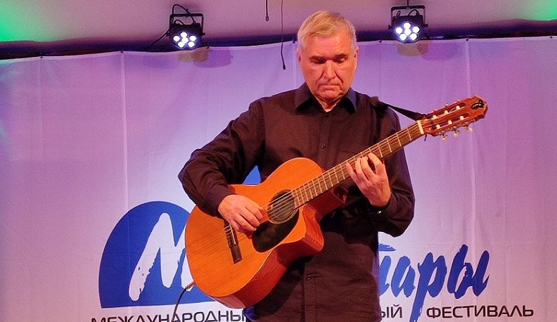 На дневном концерте фестиваля «Мир гитары» выступил белорусский гитарист Игорь Шошин