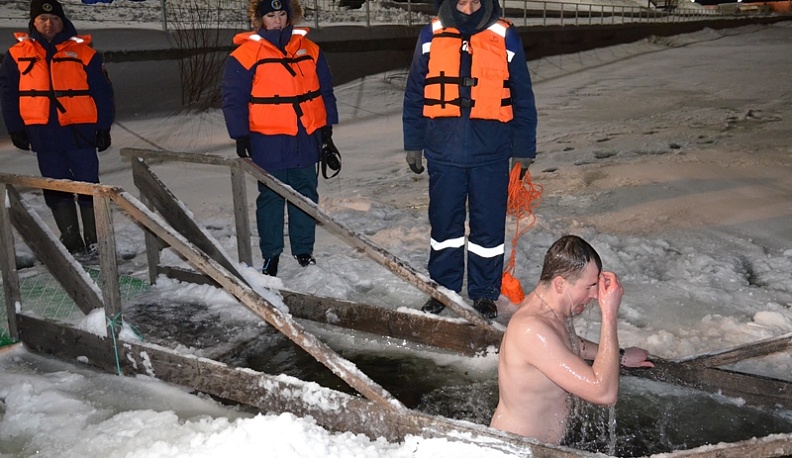 Три тысячи калужан окунулись в проруби на Крещение, обошлось без происшествий