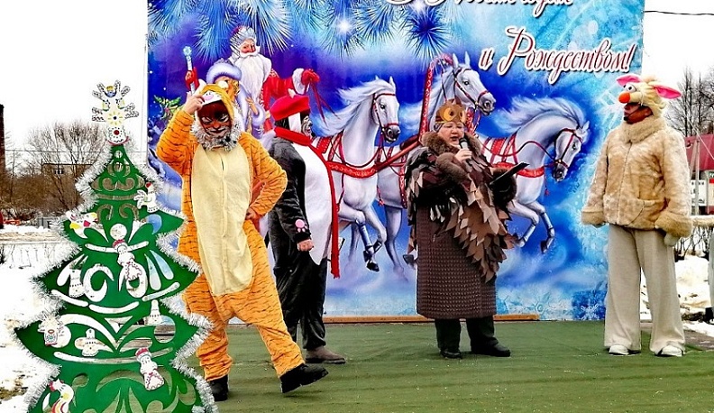 На открытие новогодней елки в Думиничах пришли Кот и Кролик