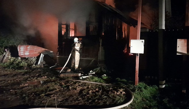 10 пожарных тушили дом в Юхновском районе 