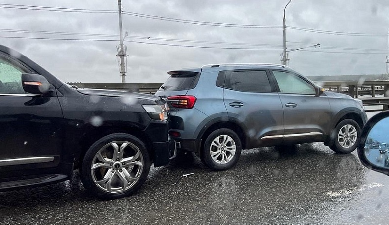 Авария из трёх машин ограничила с утра въезд в Калугу с Правого берега