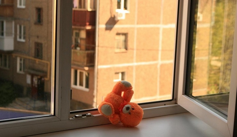 Следственный комитет рассказал о гибели девочки, выпавшей из окна в Обнинске