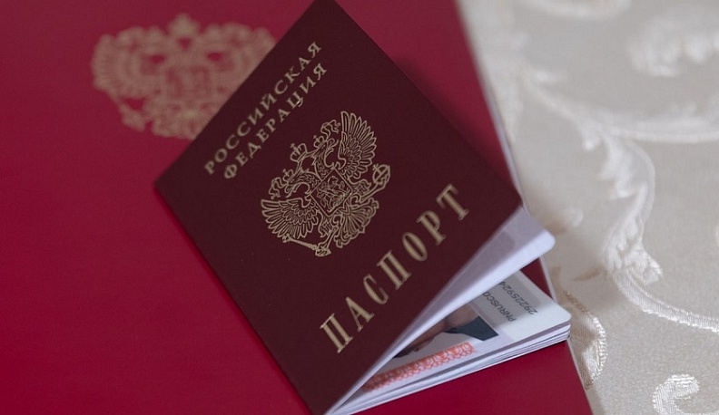 Владислав Шапша вручил паспорт русскому бизнесмену из Германии