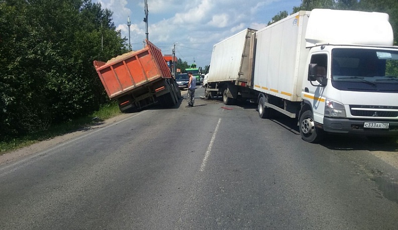 В Калужской области в столкновении «Мазды» и грузовика «Хендэ» пострадал человек