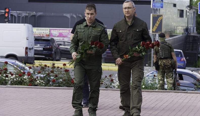 Губернатор Калужской области возложил цветы к монументу «Они отстояли Родину» в центре Луганска