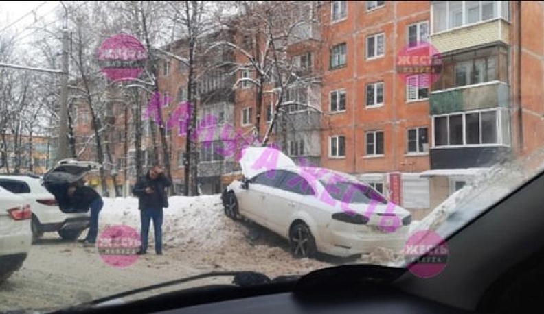 В Калуге после ДТП иномарка налетела на сугроб 