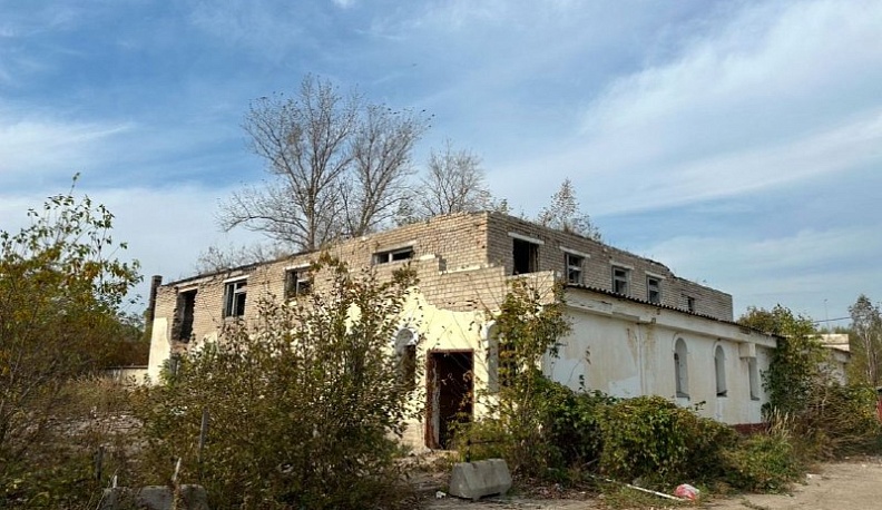 В калужском Кирове снесли опасную заброшку