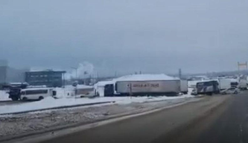 На Киевской трассе в Калужской области образовалась большая пробка из-за застрявших фур