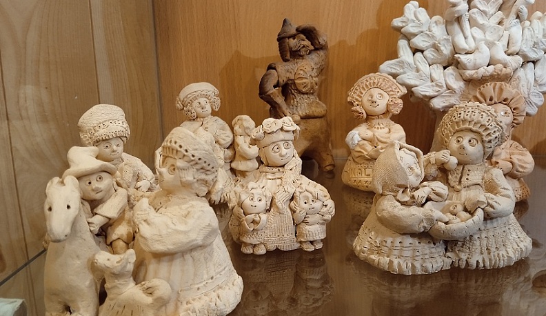 В калужском Доме мастеров представили выставку керамики «Вокруг Древа жизни»