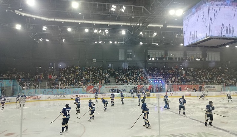Калужские хоккеисты сразились с салихардским клубом