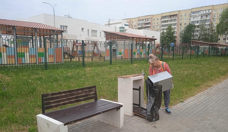 В Обнинске после жалобы жителя было удалено граффити на урне в городском сквере