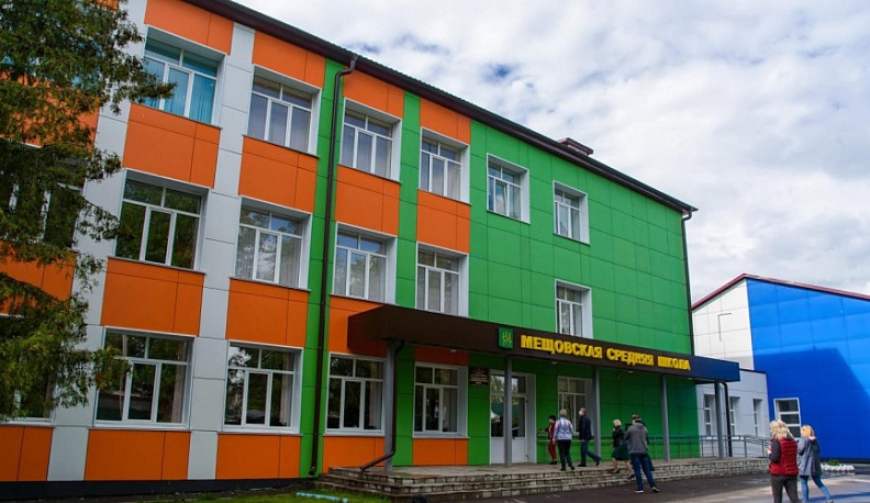 Территория Мещовской школы остается неблагоустроенной