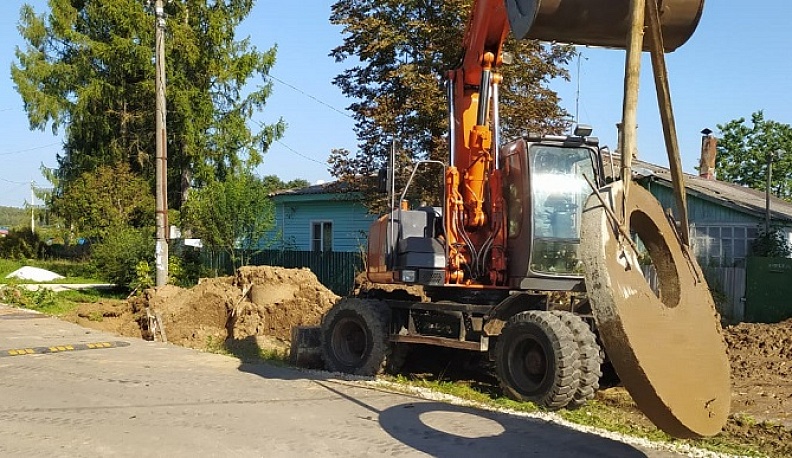 В городе Ермолино Боровского района устраняют аварию на водопроводе