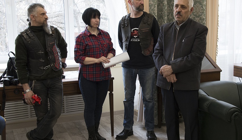 Калужская библиотека представила выставку «Волки» «Русской мечты»