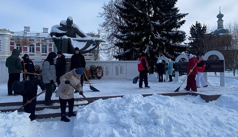 В Перемышльском округе чистят снег у памятников