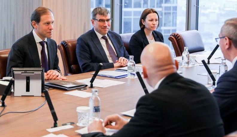 Владислав Шапша обсудил меры поддержки экономики Калужской области с главой минпромторга РФ