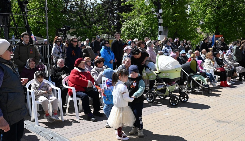 На Театральной площади в Калуге проходит праздник в честь Дня Победы