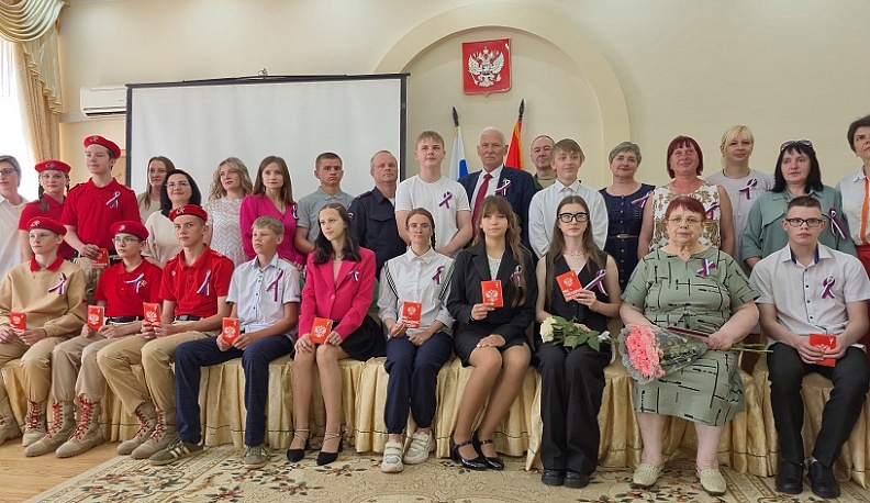 15 юных жителей Сухиничского округа получили свой первый паспорт