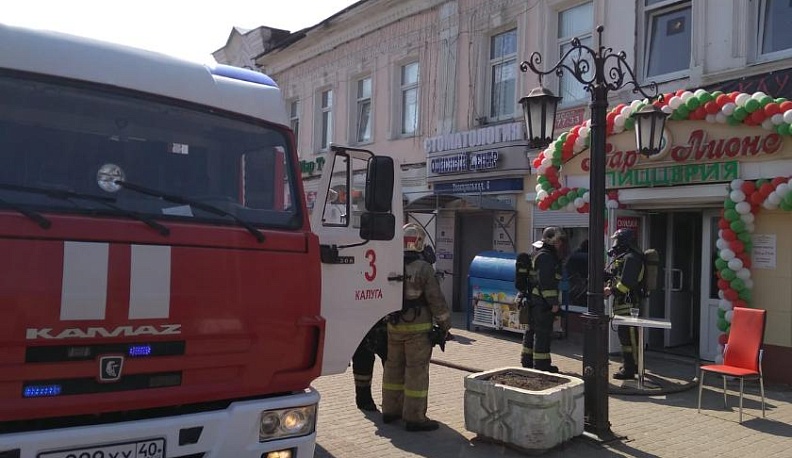 На пешеходной части улицы Театральной в Калуге горела пекарня
