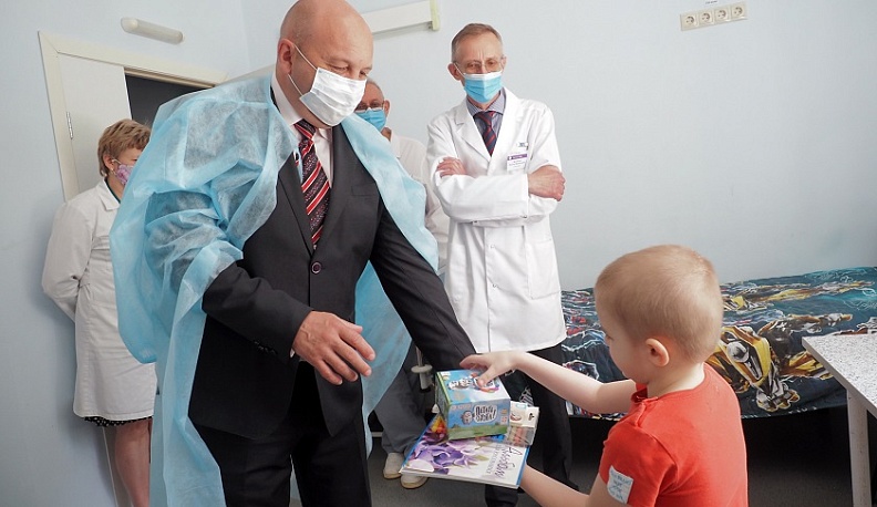 И.о. министра здравоохранения Константин Пахоменко вручил подарки детям в областной клинической детской больнице