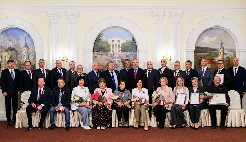 Владислав Шапша вручил государственные и региональные награды землякам