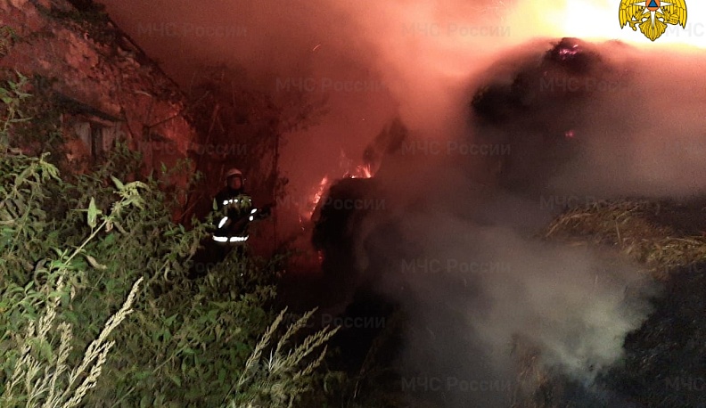 В Калужской области сгорело хранилище с сеном