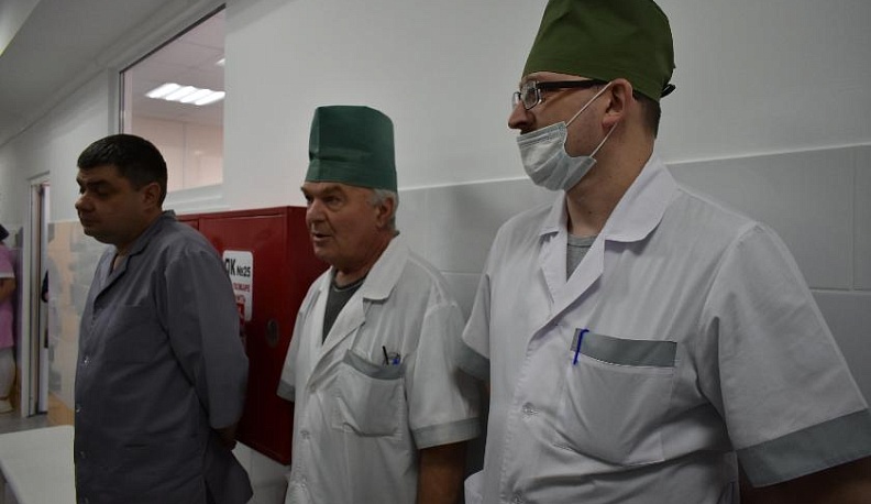 Врач-онколог Сергей Филиппов, заведующий кабинетом - врач-эндоскопист Сергей Бизенков, врач-эндоскопист Евгений Иванин.