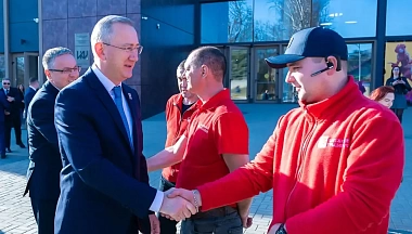 Соединяют людей, сокращают расстояния