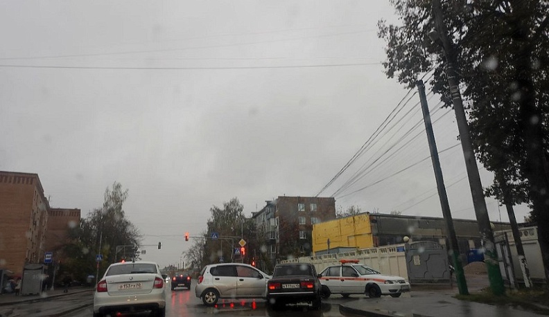 Калужский микрорайон Турынино встал в пробку из-за ДТП