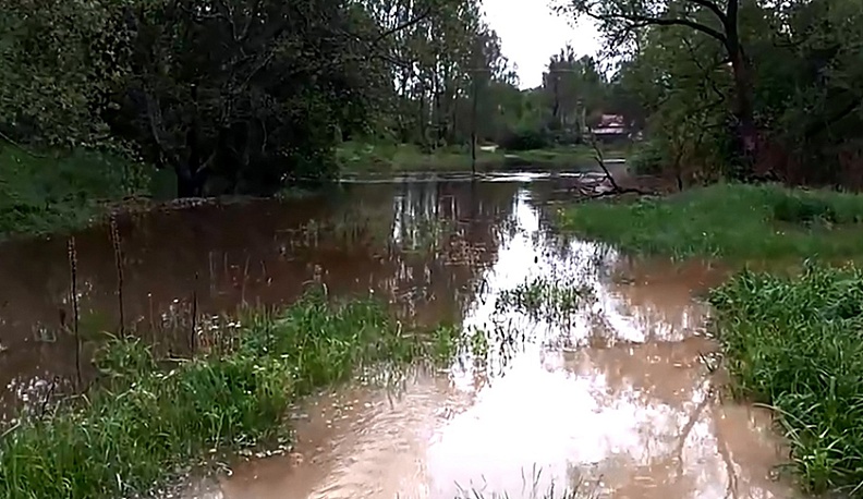 Из-за дождливой погоды реки в Калужской области начали выходить из берегов