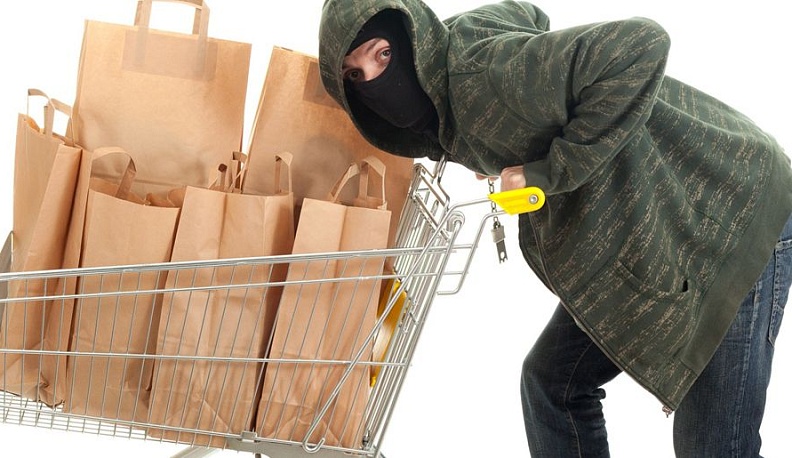 Подросток в Калуге украл из магазина бритвы, сигареты и выпивку на 100 тысяч рублей