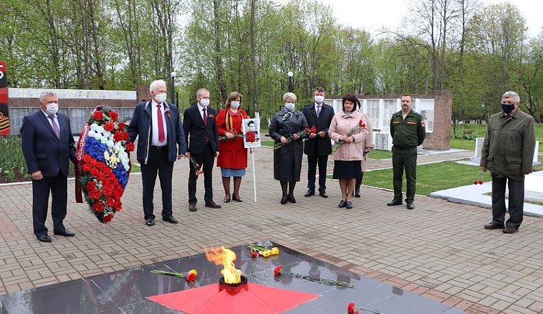 В День Победы в Сухиничском районе прошла церемония возложения цветов