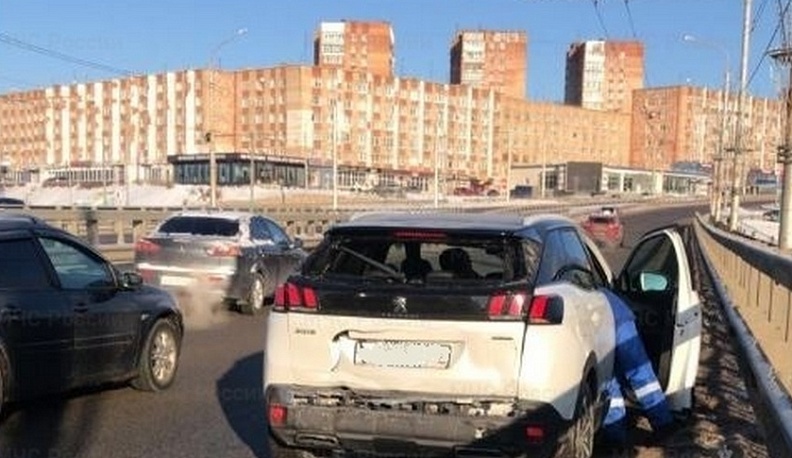 Один человек пострадал в ДТП на Гагаринском мосту в Калуге