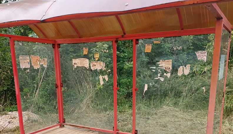 В Боровске починили остановочный павильон после обращений в интернете