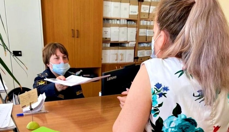 Приставы убедили должника выплатить компенсацию морального вреда пострадавшей 