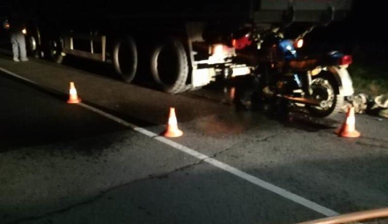 В Калужской области мотоциклист влетел в припаркованный грузовик и погиб