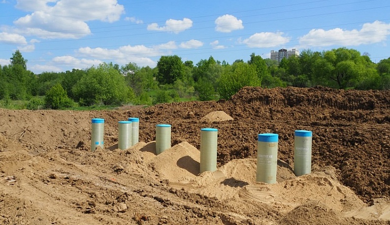 В Калуге на набережной Яченского водохранилища продолжают строить ливневую канализацию 