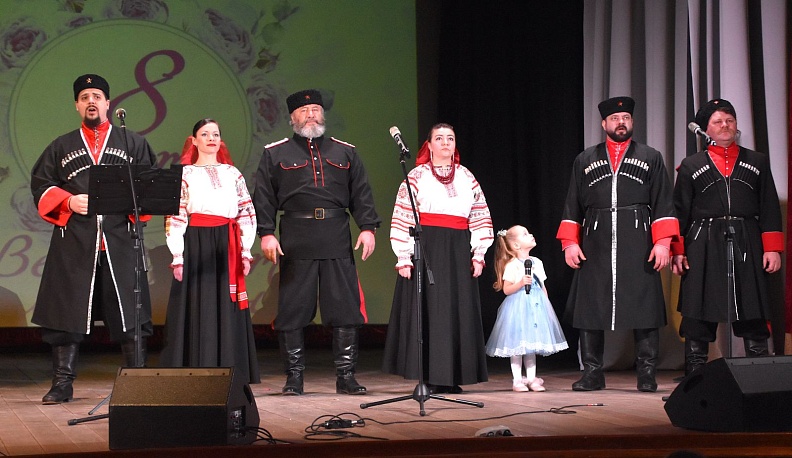 На 8 Марта людиновским женщинам преподнесли музыкальные номера и воздушные шары