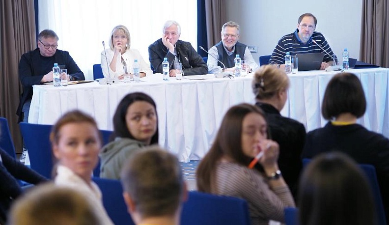 Кирилл Набутов: «На телевидении надо ходить с козырей» 