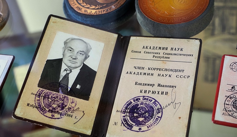 В Калуге торжественно открыли памятник академику Владимиру Кирюхину 