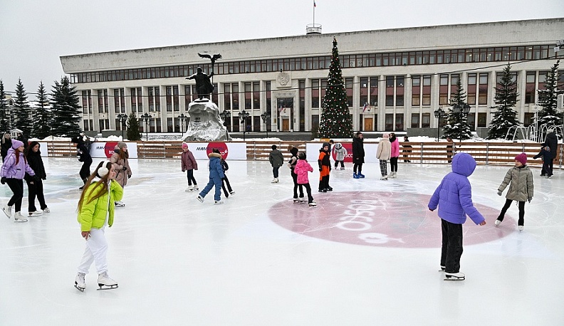 На площади Старый Торг в Калуге заработал каток