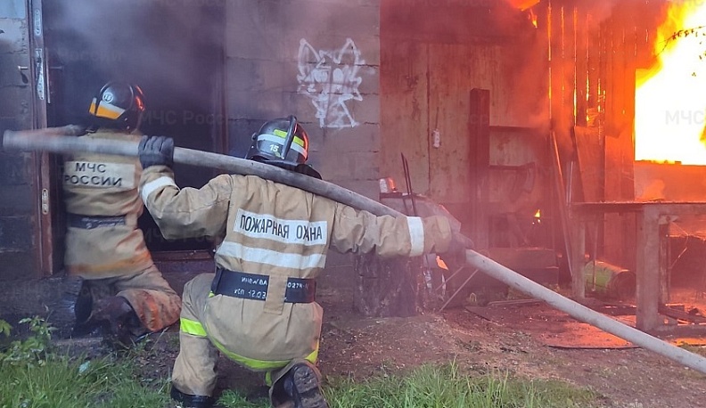 В Медыни сгорел гараж