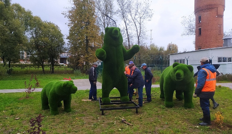 В Малоярославце в Александровском сквере устанавливают фигурки зверей 