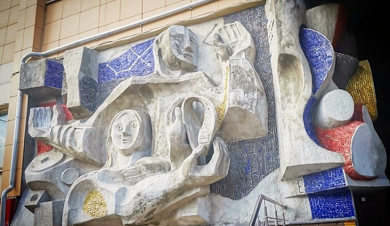 В Калуге отреставрировали мозаичные рельефы «Космос» и «Математика»